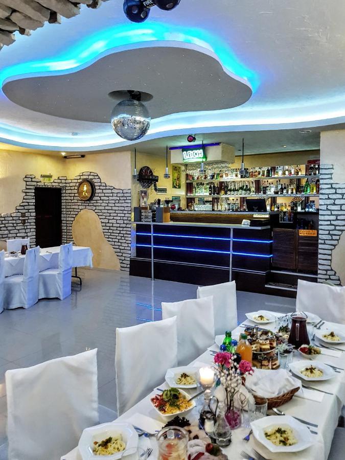 Willa-Restauracja Victoria ออสตรอเวียตซ์ชเวียนตอกชิสกี ภายนอก รูปภาพ